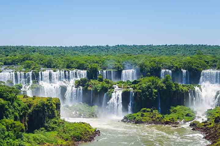 Foz do Iguaçu, no extremo Oeste do Paraná, é sem dúvida a cidade brasileira mais famosa em termos turísticos na fronteira com a Argentina.