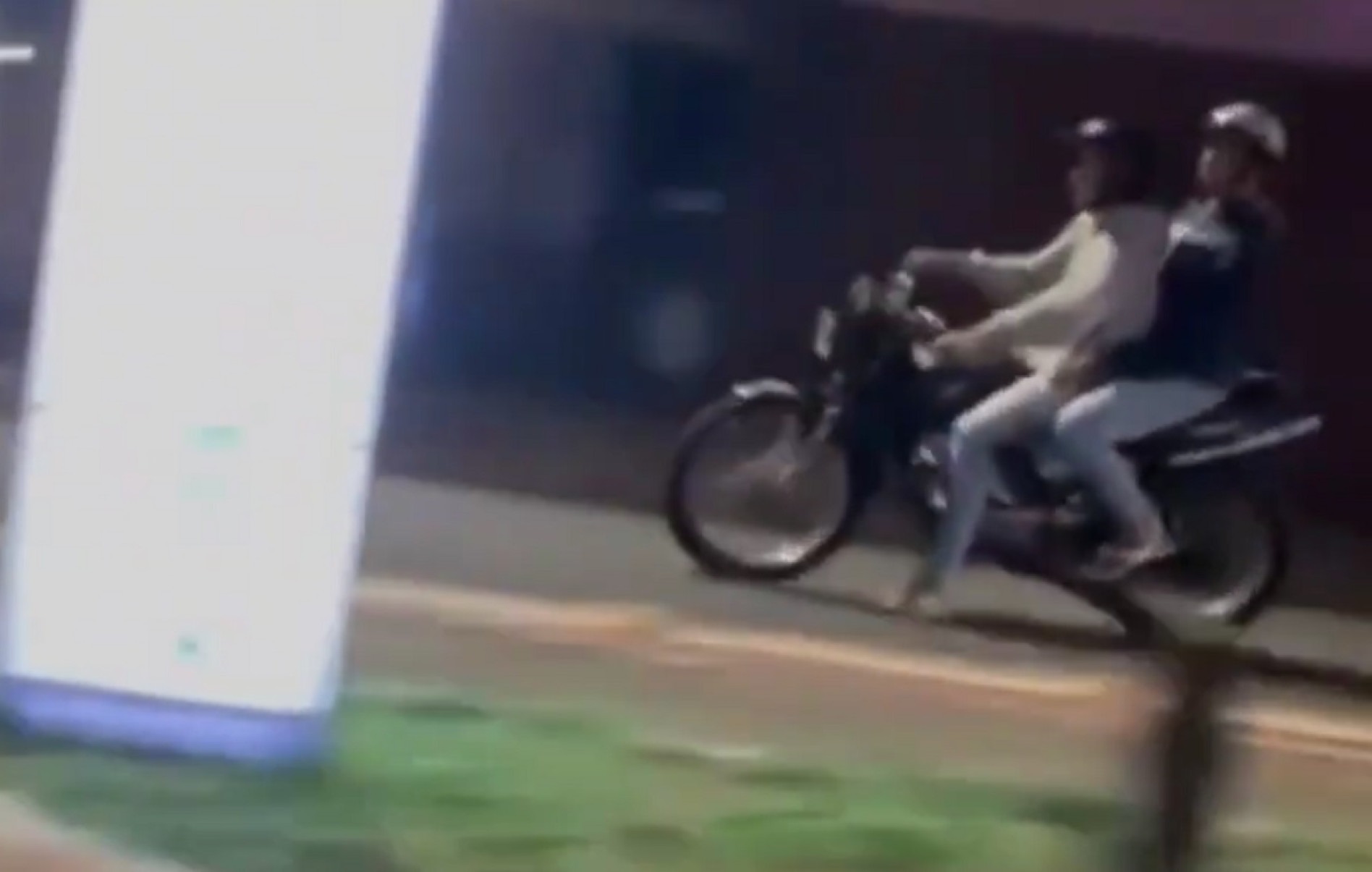 Vídeo: adolescentes em moto fogem de abordagem da PM e são detidos 