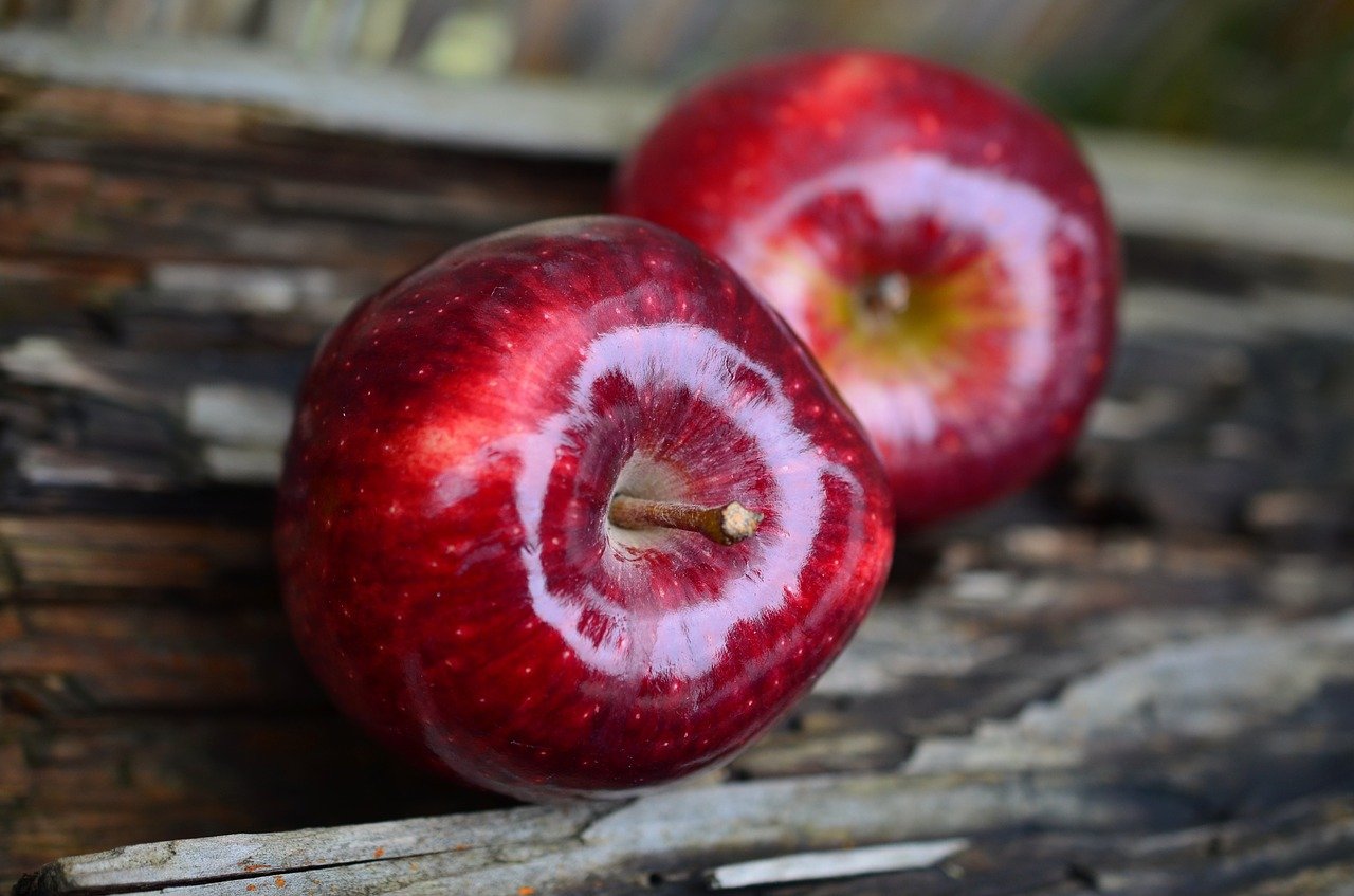 Além das ervas e especiarias, ha uma fruta que ajuda: a maçã é eficaz no combate ao mau hálito. Sua textura fibrosa ajuda a limpar a superfície dos dentes, removendo resíduos alimentares e estimulando a produção de saliva, que reduz bactérias na boca. Consumir uma maçã fresca após as refeições promove um hálito mais fresco.