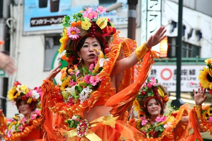 Um grupo de ex-alunos do professor Yoshihiro Shigeyama se reúne há 24 anos durante as férias de agosto para promover o desfile de Carnaval de Asakusa, em Tóquio.