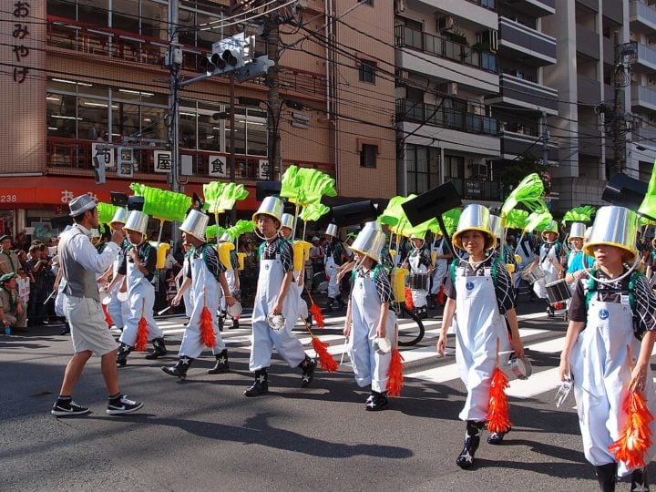 Com o tempo, a celebração cresceu e se transformou em uma competição, contando hoje com duas ligas, 15 equipes e cerca de 4 mil participantes. Veja mais sobre a história do samba!