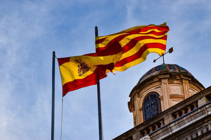 Questões como a demanda por mais autonomia financeira e a liberdade de líderes independentistas presos ou exilados ainda estão em discussão, mantendo o tema da independência como um ponto central no debate político catalão e espanhol.