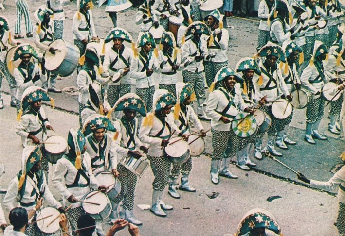 O samba também ganhou ainda mais notoriedade com a criação das escolas de samba, que começaram a organizar desfiles durante o Carnaval, tornando o gênero a trilha sonora oficial dessa festa popular.