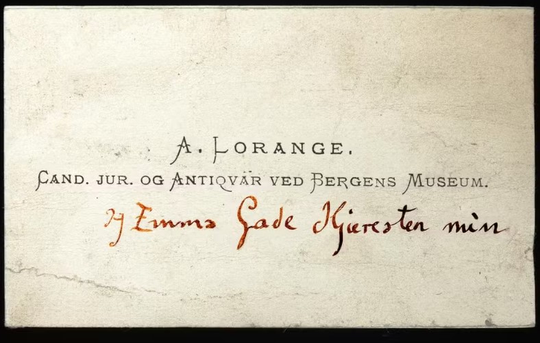 O texto traz detalhes do processo de escavação do sítio viking, com data, conteúdo e objetivo. “O monte é construído sobre homens caídos. Eles foram enterrados em seu navio com suas armas”, diz trecho do comunicado. A garrafa abrigava ainda cinco moedas, que estavam embrulhadas em um papel, e um cartão de visitas de Lorange com uma declaração de amor para a namorada e futura esposa Emma Gade escrita no alfabeto rúnico.