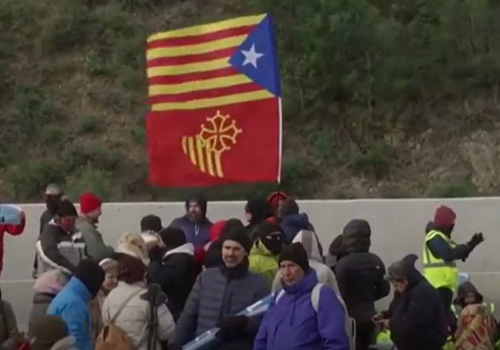 O movimento independentista da Catalunha ainda mantém uma base significativa de apoio na região. Alguns partidos continuam a trabalhar em busca de autonomia maior, mas a divisão interna entre eles, bem como a falta de um consenso claro sobre a estratégia, complica o cenário.