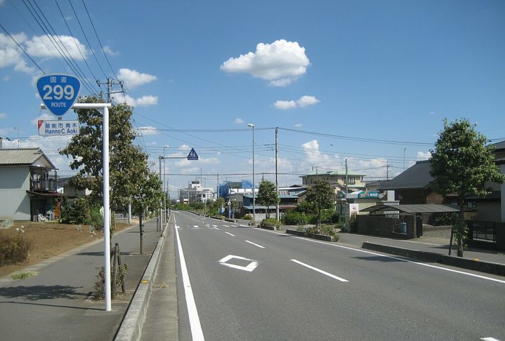 A escola fica na cidade de Hanno. Localizada na prefeitura de Saitama, fica a 60 km de Tóquio e é conhecida por suas paisagens naturais, incluindo montanhas e florestas, além de ser um ponto de partida para trilhas e atividades ao ar livre na região.
