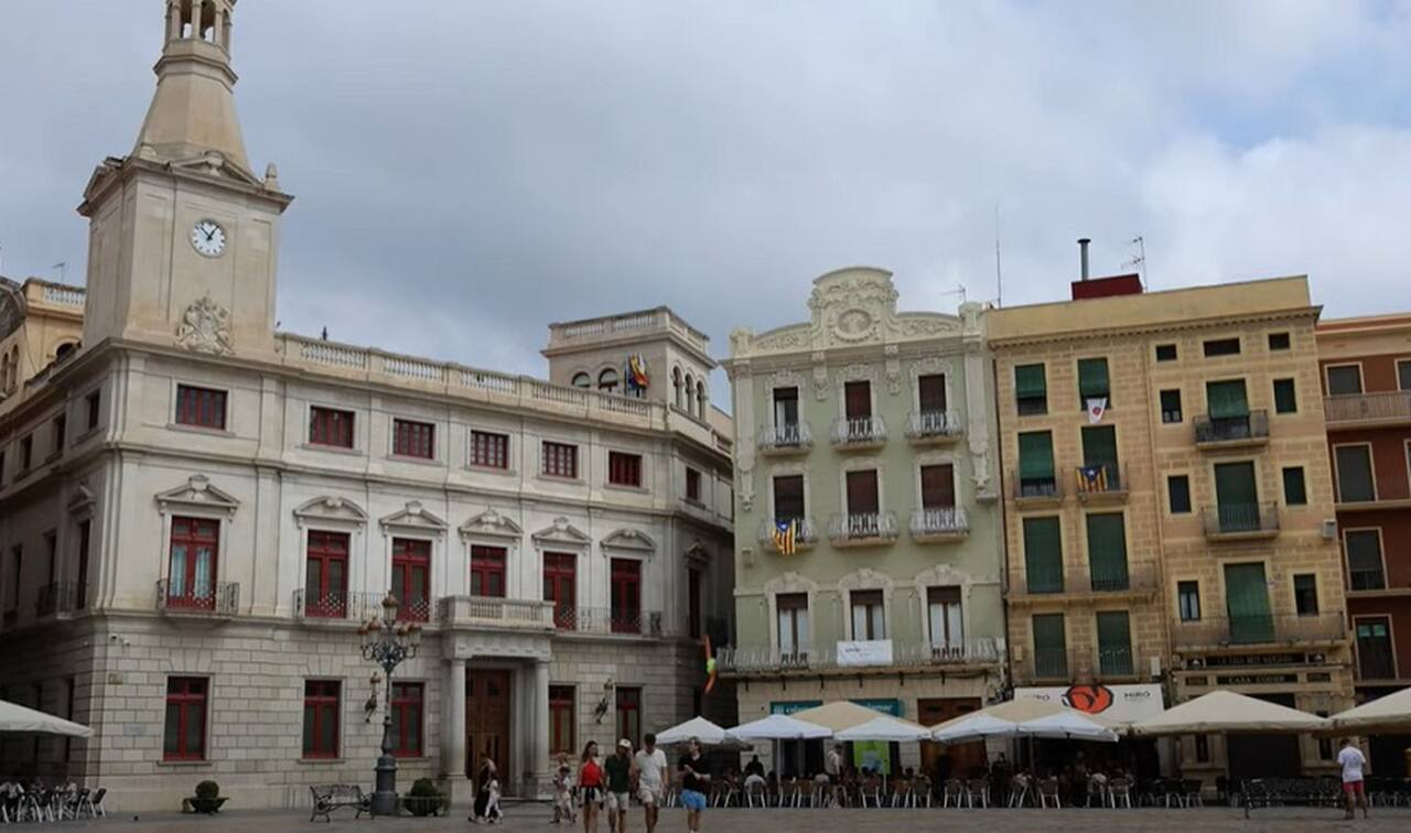 Já Reus, berço de Gaudí, é um centro modernista com belos edifícios e uma rica tradição de tapas. A cidade também possui museus e um charme histórico que atraem turistas.