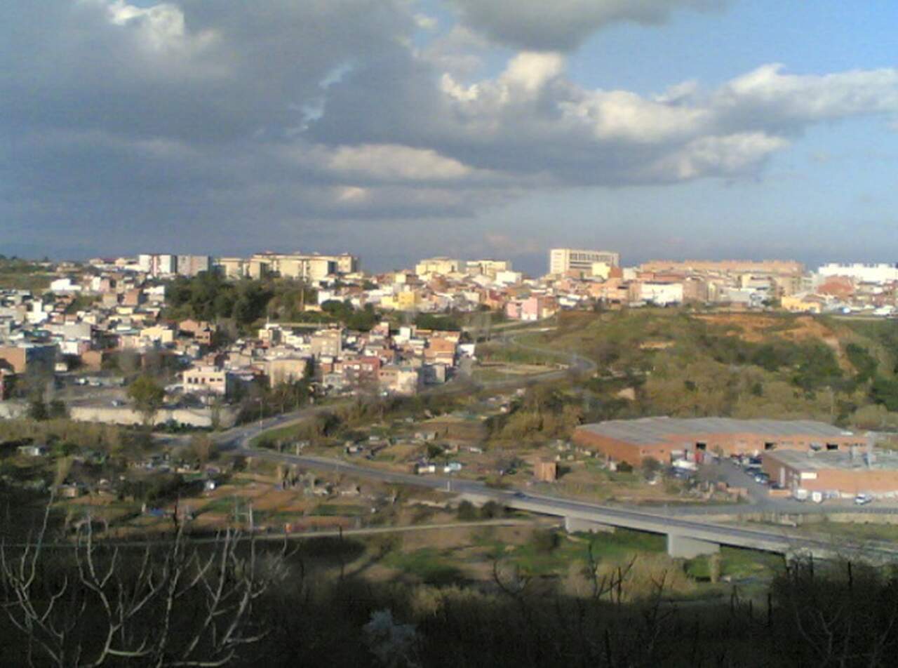 Sabadell é, por sua vez, uma importante cidade industrial. É conhecida por seu centro urbano dinâmico e uma grande variedade de serviços. A cidade também abriga festivais culturais e uma rica herança arquitetônica.