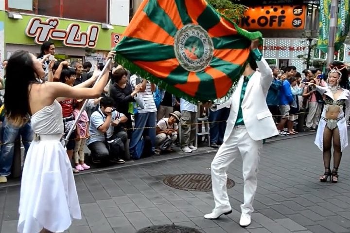 Entre os meses de julho e agosto, é comum no Japão encontrar pequenos desfiles de samba em áreas comerciais ou durante festivais de verão. 