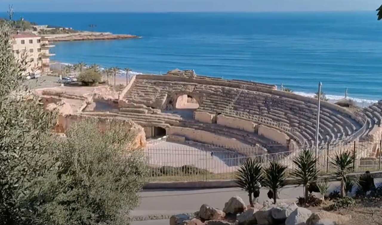 Já a província de Tarragona é conhecida pelo impressionante patrimônio romano. A cidade abriga um anfiteatro, o aqueduto e as muralhas romanas. Além disso, suas belas praias e festivais a tornam um destino turístico popular.