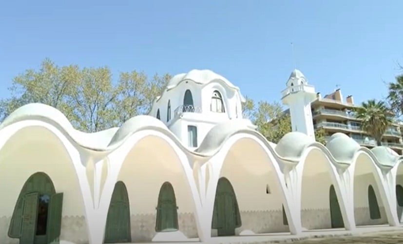 Semelhante a Sabadell, Terrassa destaca-se por sua arquitetura modernista e por ser um centro histórico. É famosa pela igreja românica de Sant Pere e pela herança industrial que moldou seu desenvolvimento.