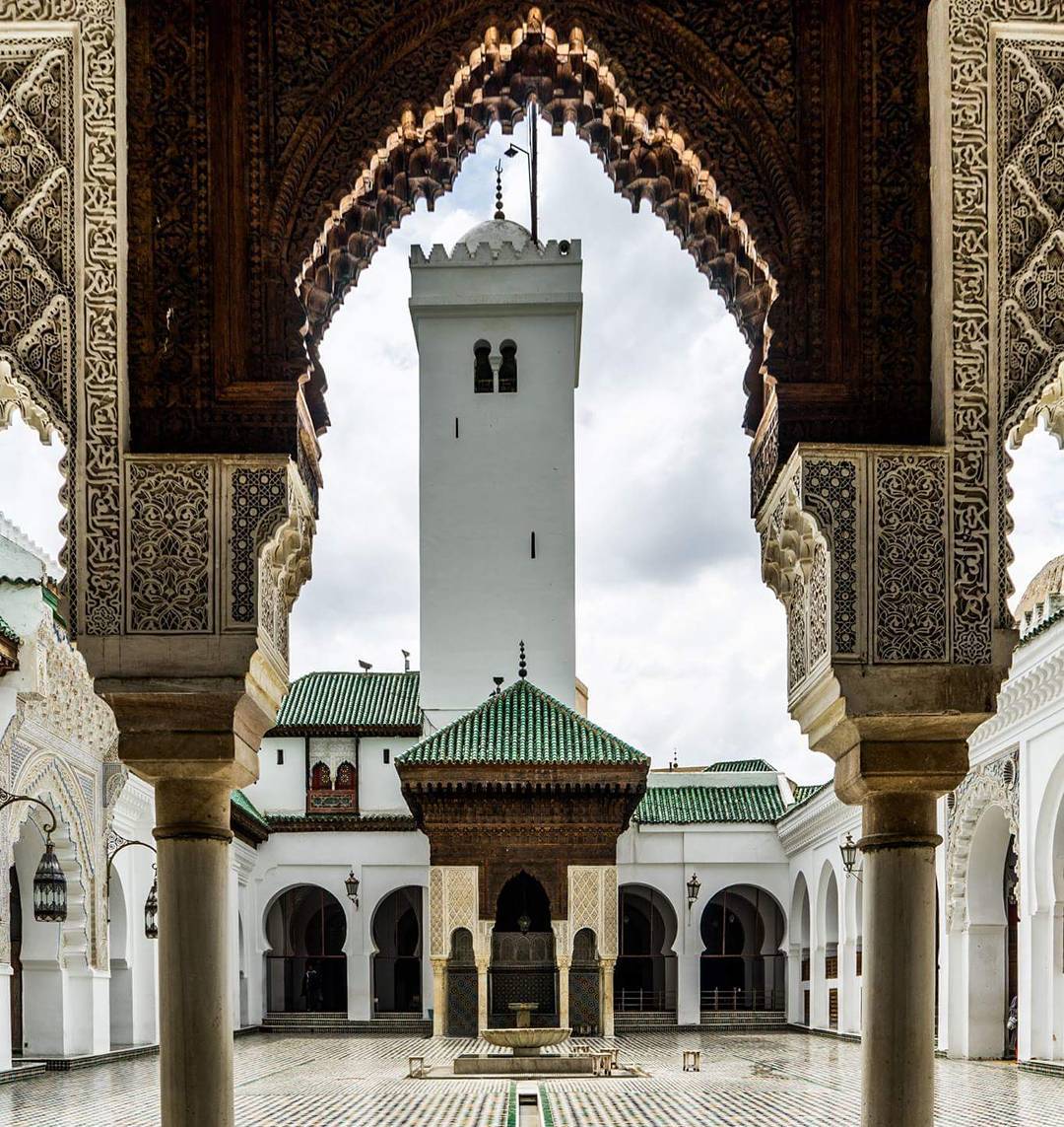 UNIVERSIDADE DE AL-QARAWIYYIN (Fez, Marrocos) – 859 -  Fundada por uma mulher, Fatima al-Fihri. É considerada pela UNESCO a universidade mais antiga em funcionamento contínuo. 