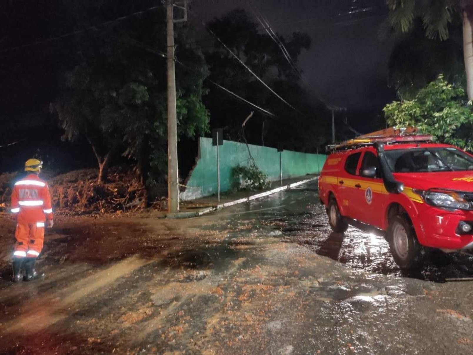 Chuva alaga casas, derruba árvores e deixa desalojados no Norte de Minas