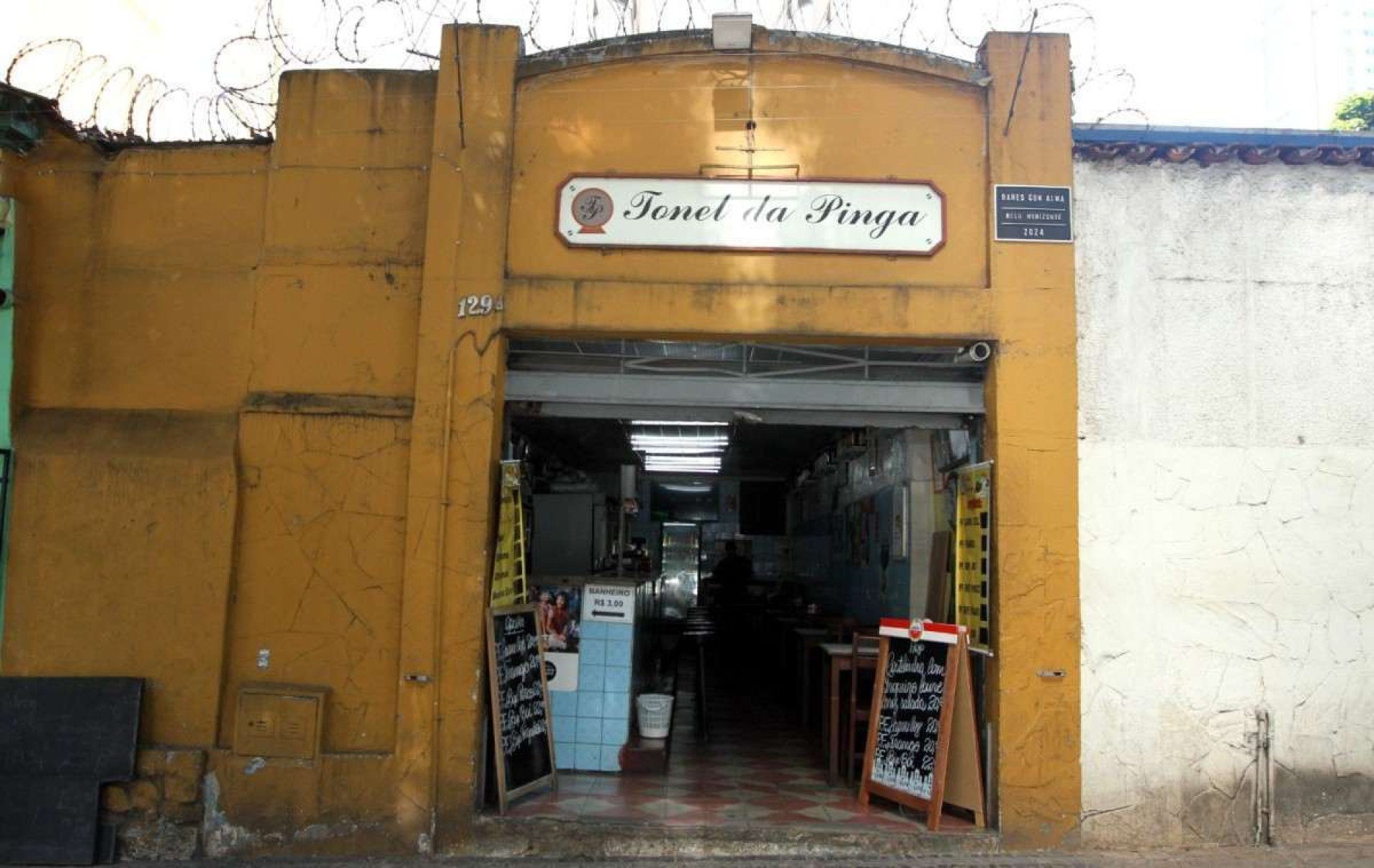 Tonel da Pinga: fachada amarela no Bairro Funcion&aacute;rios resiste &agrave; modernidade