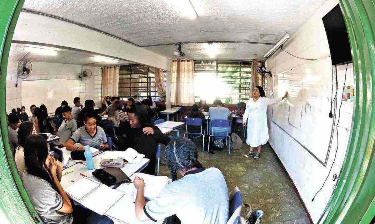 Alunos em situação de vulnerabilidade podem retirar cesta básica durante as férias 
 -  (crédito: Leandro Couri/EM)