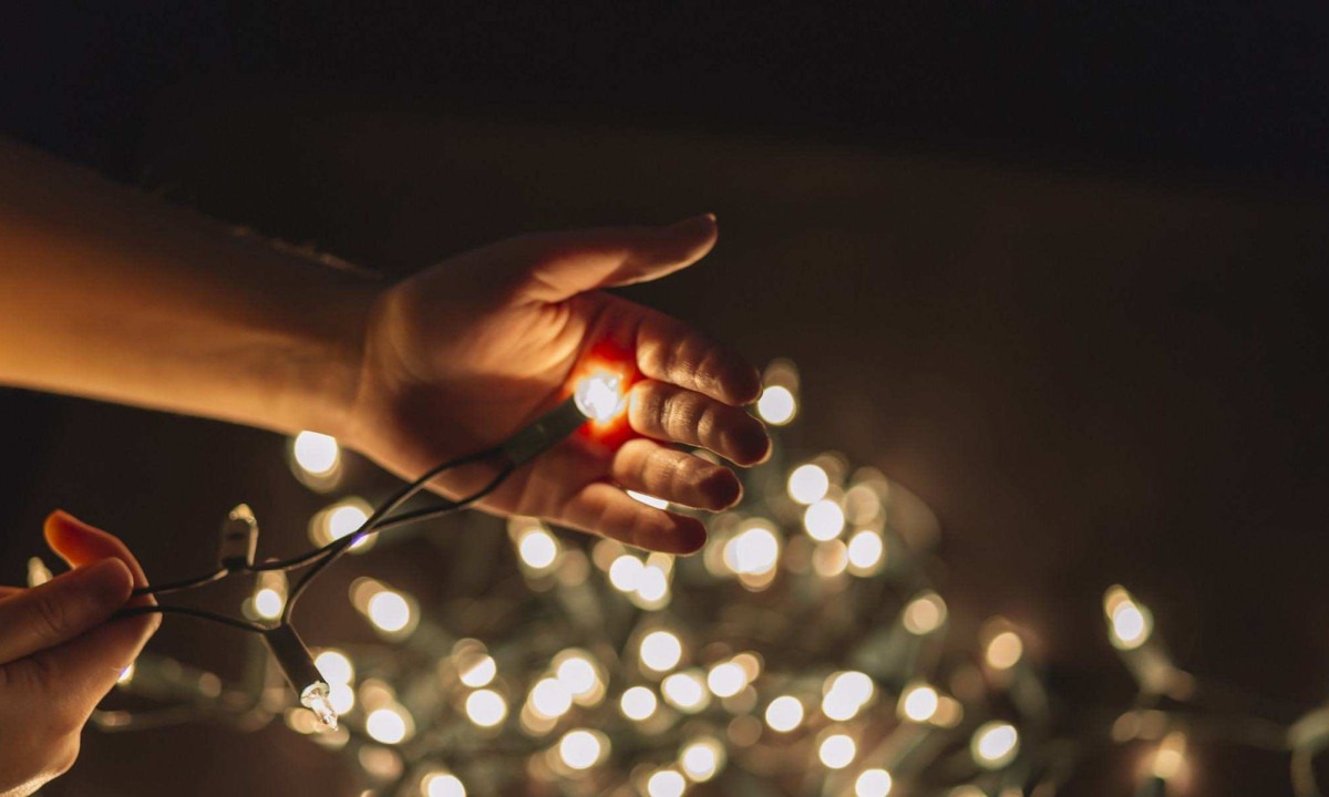 Instalar iluminação de Natal em casa requer segurança
 -  (crédito:  getangelstudios)