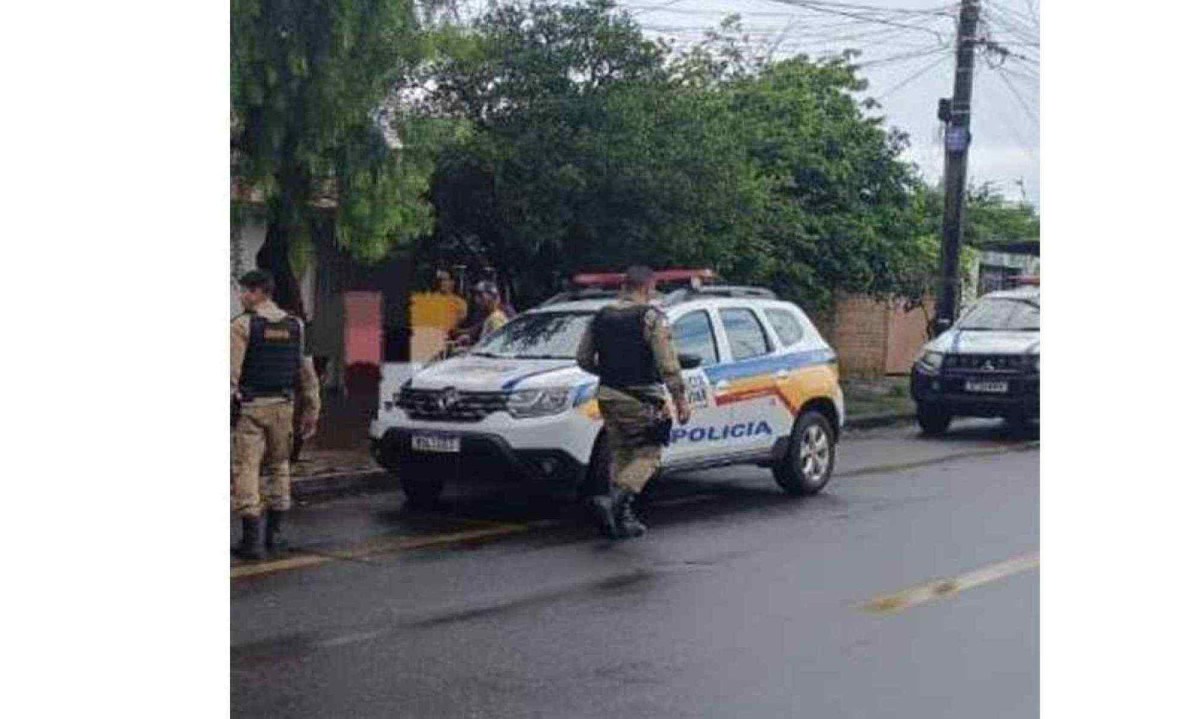 Momento da chegada de equipe da PM de Uberaba ao local do crime -  (crédito: Redes Sociais/Divulgação)