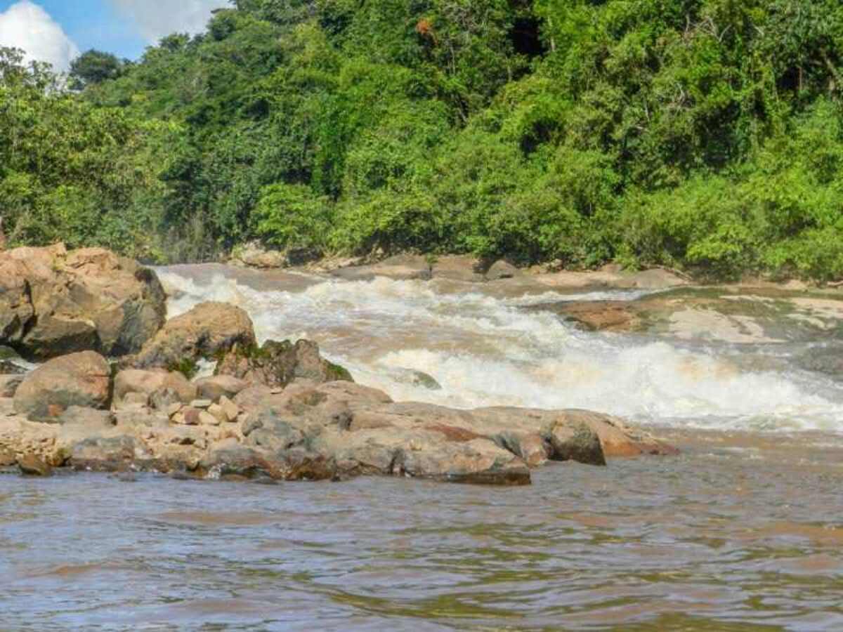 Segundo bombeiros, desaparecido estava nadando com amigos, próximo à cachoeira Toca do Beto -  (crédito: CBMMG)