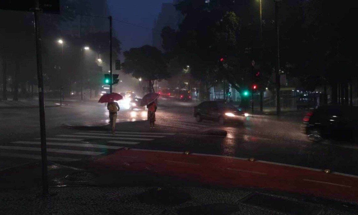 Chove em BH na noite desta terça-feira (3/12) -  (crédito: Rafael Alves/EM/D.A.Press)