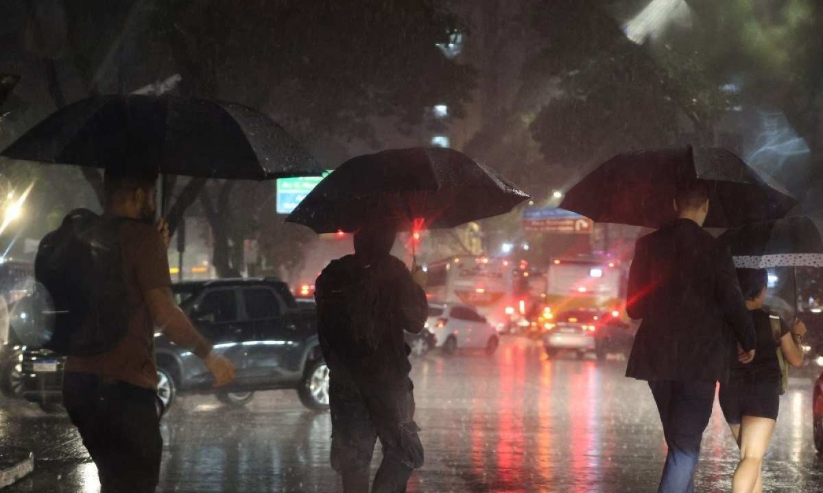 Chuva atinge Belo Horizonte na noite desta terça-feira (3/12) -  (crédito: Marcos Vieira/EM/D.A.Press)