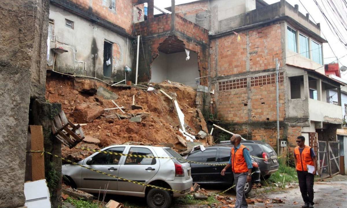 Deslizamento de terra atingiu casa e três carros no início do ano em BH -  (crédito:  Jair Amaral /EM/D.A Press. Brasil)