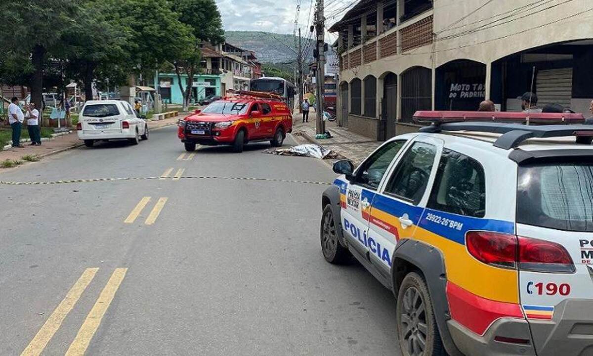 Corpo da mulher ficou junto ao meio-fio de rua de Itabira -  (crédito: CBMMG)