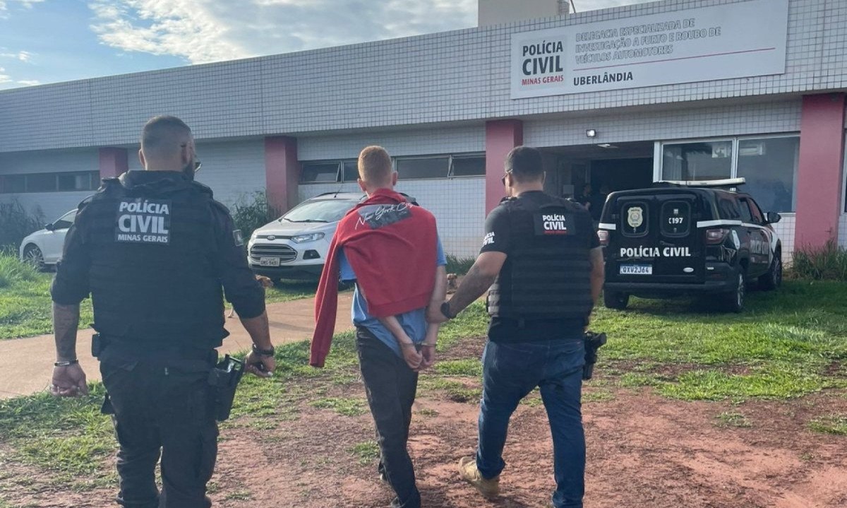 Momento da chegada de equipe da PM de Uberaba ao local do crime -  (crédito: Redes Sociais/Divulgação)