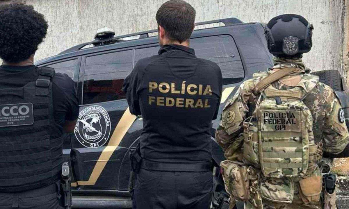 Nesta manhã, foram cumpridos seis mandados de busca e três mandados de prisão preventiva -  (crédito: PF/Divulgação)