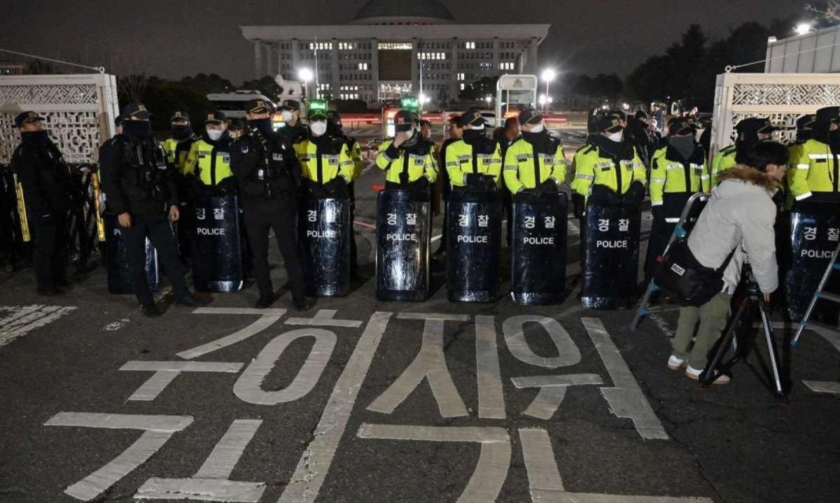 Policiais fazem a guarda da Assembleia Nacional da Coreia do Sul, que foi fechada pela lei marcial decretada pelo presidente do país Policiais fazem a guarda da Assembleia Nacional da Coreia do Sul, que foi fechada pela lei marcial decretada pelo presidente do país