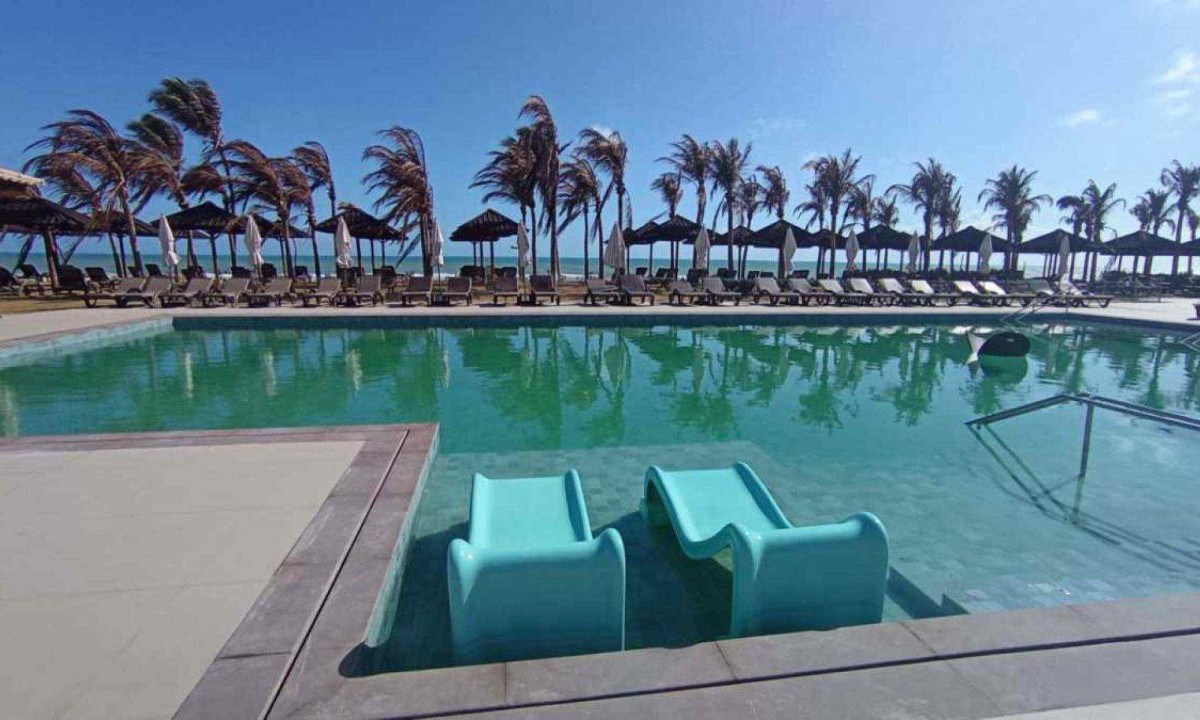  Dif&iacute;cil escolher: banho na piscina relaxante ou mergulho na Praia de Cumbuco  -  (crédito: Carlos Altman/EM)