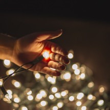 Instalar iluminação de Natal em casa requer segurança
 -  getangelstudios