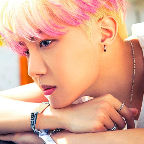 J-Hope, nome artístico de Jung Ho-seok, é um dos rappers e dançarinos do BTS. Reconhecido por sua energia contagiante e habilidade de dança, ele também se destaca como compositor e solista. J-Hope é admirado por sua positividade e dedicação ao seu trabalho.