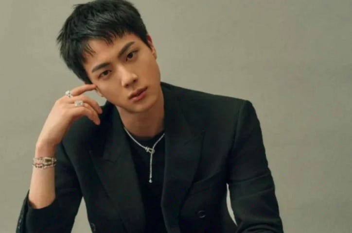 Kim Seok-jin, conhecido como Jin, é um dos vocalistas da banda BTS e um dos membros mais carismáticos do grupo. Reconhecido por sua voz suave e presença de palco, ele também se destaca por sua personalidade calorosa e seu talento para a culinária.