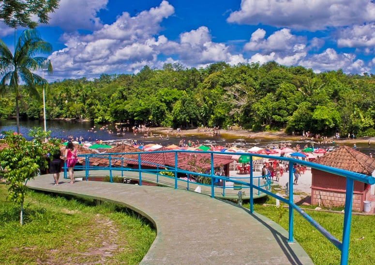 A geóloga Isabela Apoema também destaca a importância do Geoparque Cachoeiras do Amazonas, criado em 2011, que adota uma abordagem completa para o geoturismo.