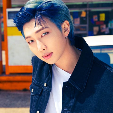 Kim Nam-joon, conhecido como RM, é o líder do BTS e um rapper respeitado. Ele é reconhecido por suas letras profundas e intelectuais, além de sua habilidade de liderança. RM é uma das vozes mais importantes no cenário do K-Pop.