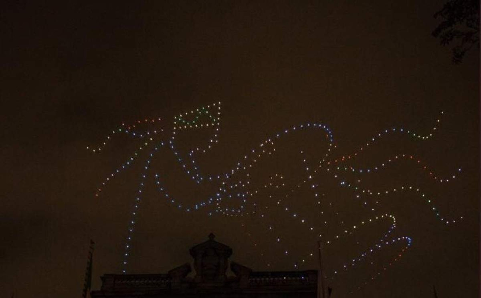 Espetáculos de drones vão iluminar dez cidades produtoras do Queijo Minas