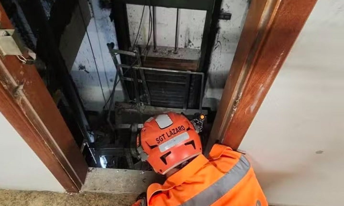 Aldemir Rodrigues de Souza trabalhava na casa de máquinas quando o elevador despencou do 17º andar, fazendo com que o homem caísse no fosso. Ele morreu na hora. -  (crédito: Corpo de Bombeiros/Divulgação)
