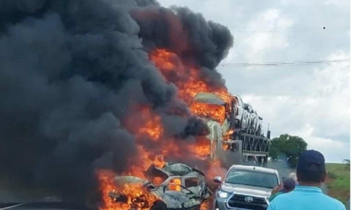 Carros incendiaram após batida -  (crédito: Reprodução/Redes sociais)