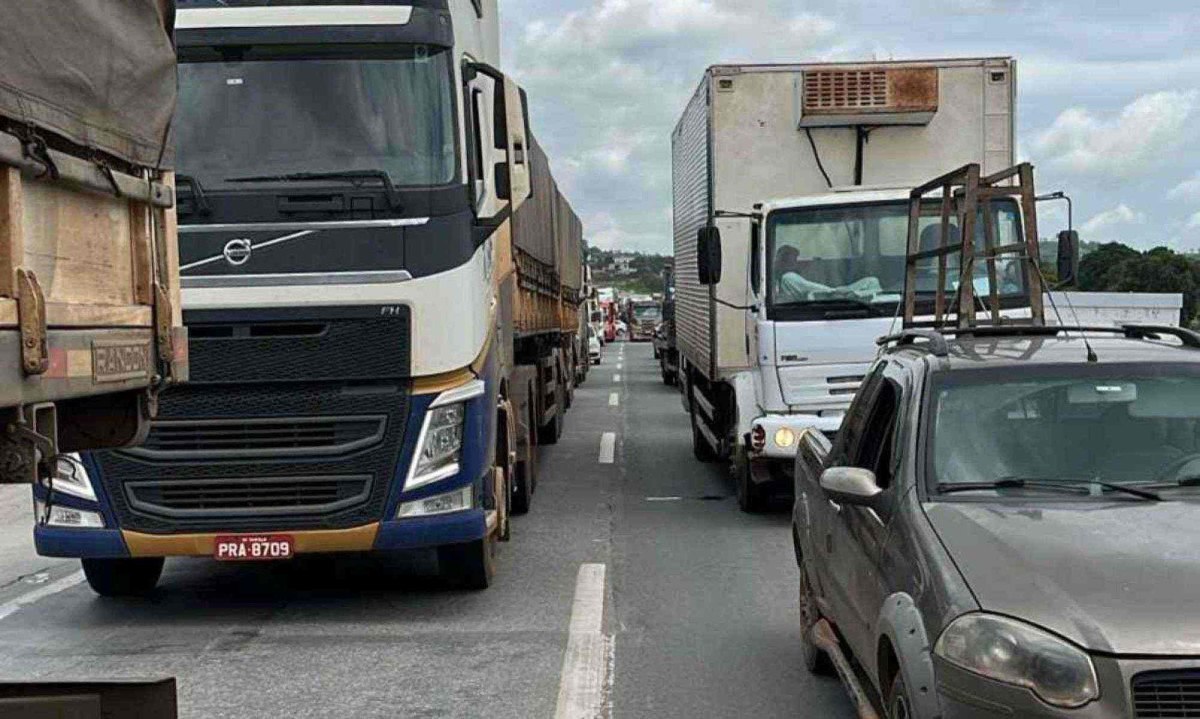 Acidente de trânsito causou congestionamento na BR-040 na manhã desta quarta (4) -  (crédito: Helvécio Carlos/EM/DA Press)