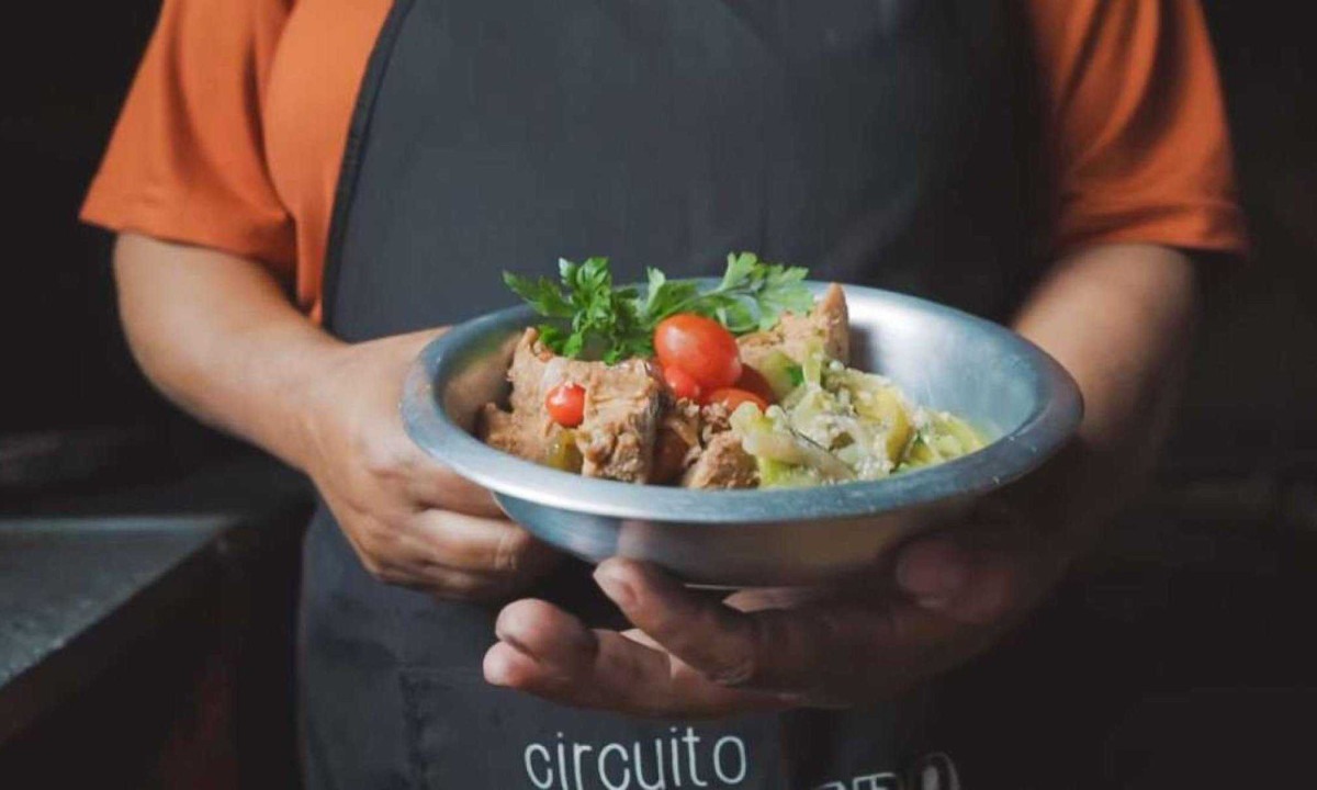 Prato da Lia: Lí­ngua de boi recheada, arroz do campo e chips de batata.  -  (crédito:  Circuito Gastronômico de Favelas/Divulgação)