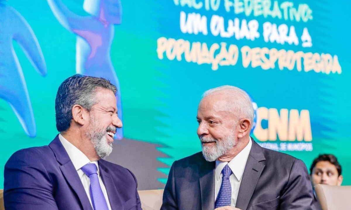 Presidente Lula e o presidente da Câmara dos Deputados, Arthur Lira, durante a abertura da XXV Marcha a Brasília em Defesa dos Municípios -  (crédito: Ricardo Stuckert/PR)