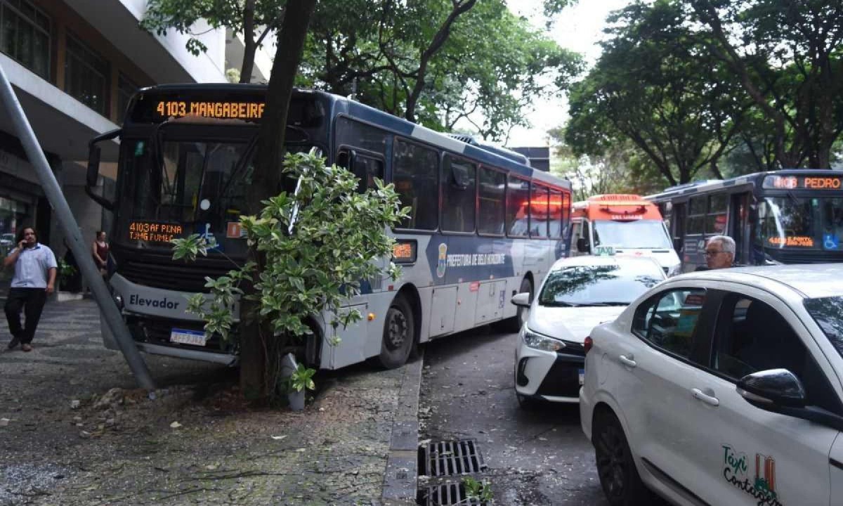 Acidente com o ônibus da linha 4103 Mangabeiras, na Avenida Afonso Pena, em frente a papelaria Panorama, no Bairro Funcionários -  (crédito: Gladyston Rodrigues/EM/D.A. Press)