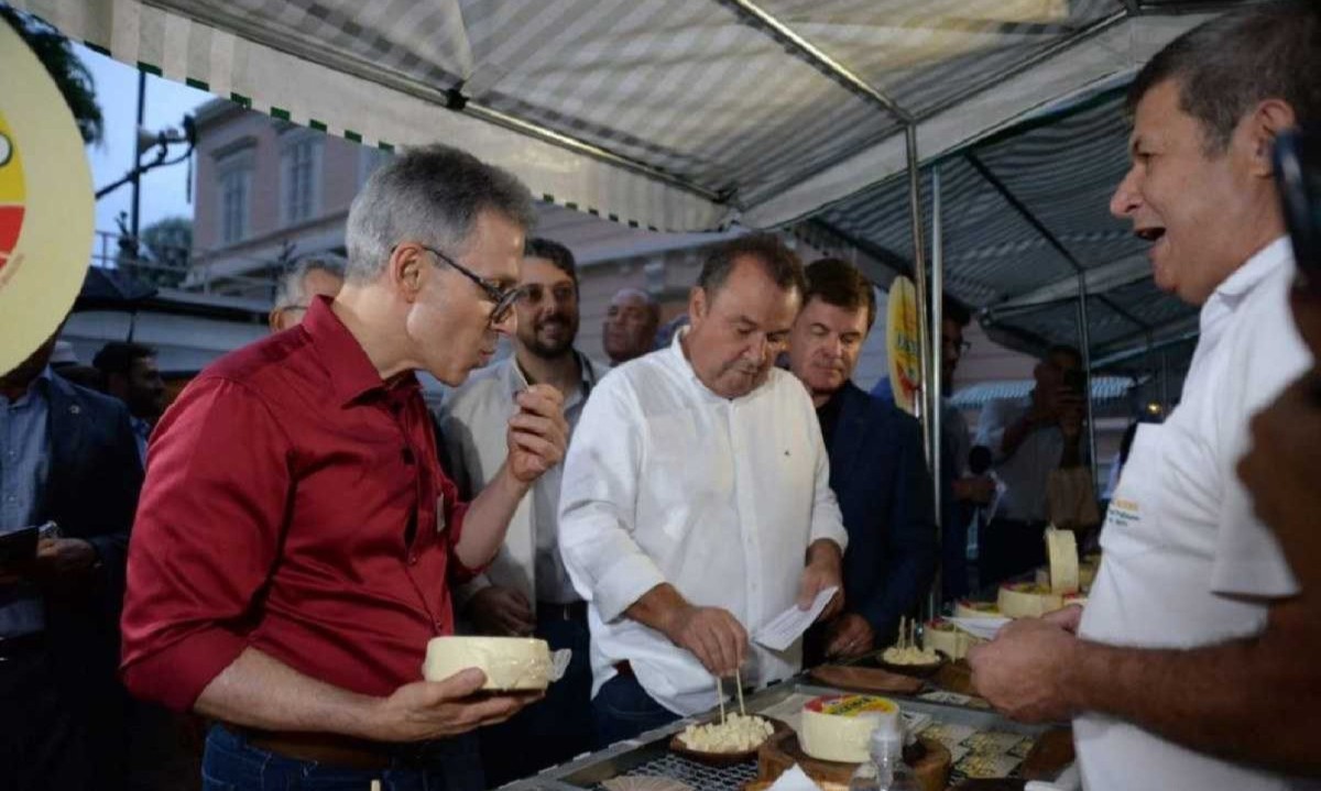 O governador visitou estandes de produtores de várias regiões do estado que estavam no pátio do Palácio da Liberdade mostrando seus queijos