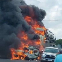 MG: carreta bate em carros parados, e três pessoas morrem carbonizadas - Reprodução/Redes sociais