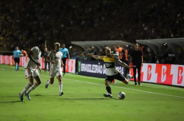 CRICIÚMA - Pressionado por vitória, o Criciúma teve poucas chances claras e quase não arriscou. A diferença técnica também fez a diferença em campo. O clube pode ser rebaixado ainda nesta rodada. NOTA 4.0 - Foto: Celso Luz/Criciúma