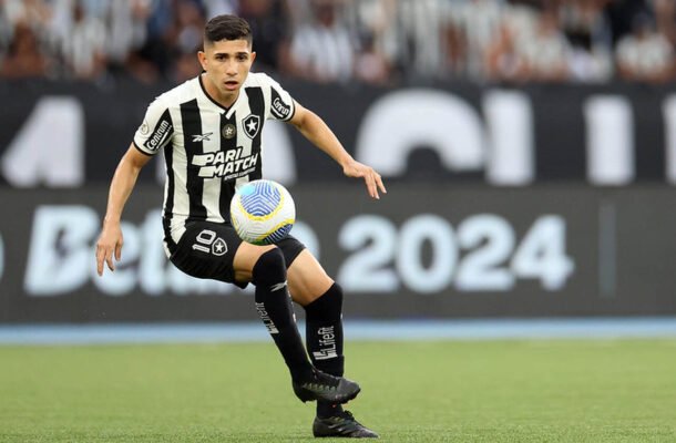 SAVARINO - Teve uma ótima atuação, se apresentando com frequência na área para incomodar o adversário. ainda no primeiro tempo, marcou um belo gol ao finalizar de primeira. NOTA: 7,5. Foto: Vitor Silva/Botafogo