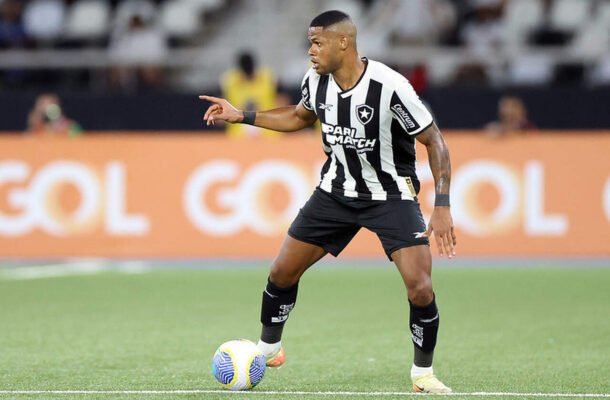 JUNIOR SANTOS - Por pouco não estufou a rede na reta final da partida e levou perigo no Beira- Rio. Nota: 6,5. Foto: Vitor Silva/Botafogo