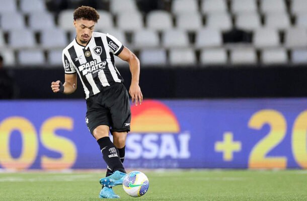 ADRYELSON - Foi importante no primeiro tempo ao cortar a finalização de Tabata e evitar que bola fosse em direção à meta de Gatito.  NOTA: 6,0. Foto: Vitor Silva/Botafogo