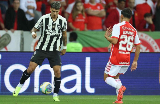 MATEO PONTE - Entrou ainda no primeiro tempo e exerceu bem sua função pelo lado direito. Teve boas interceptações para evitar as chegadas perigosas do adversário. NOTA: 6,5. Foto: Vitor Silva/Botafogo