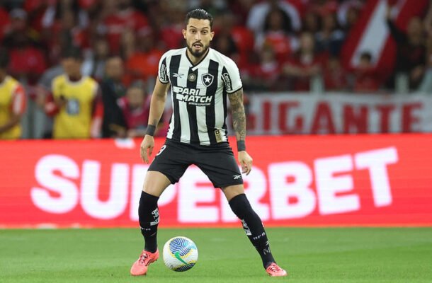 ALEX TELLES - Conseguiu conter os avanços do Colorado em seu setor e avançou bem em alguns contra-ataques. NOTA: 6,0. Foto: Vitor Silva/Botafogo